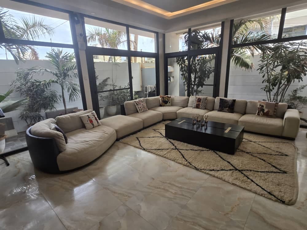 Villa R+2 à Louer aux Almadies Recasement – 6 Chambres & 2 Salons